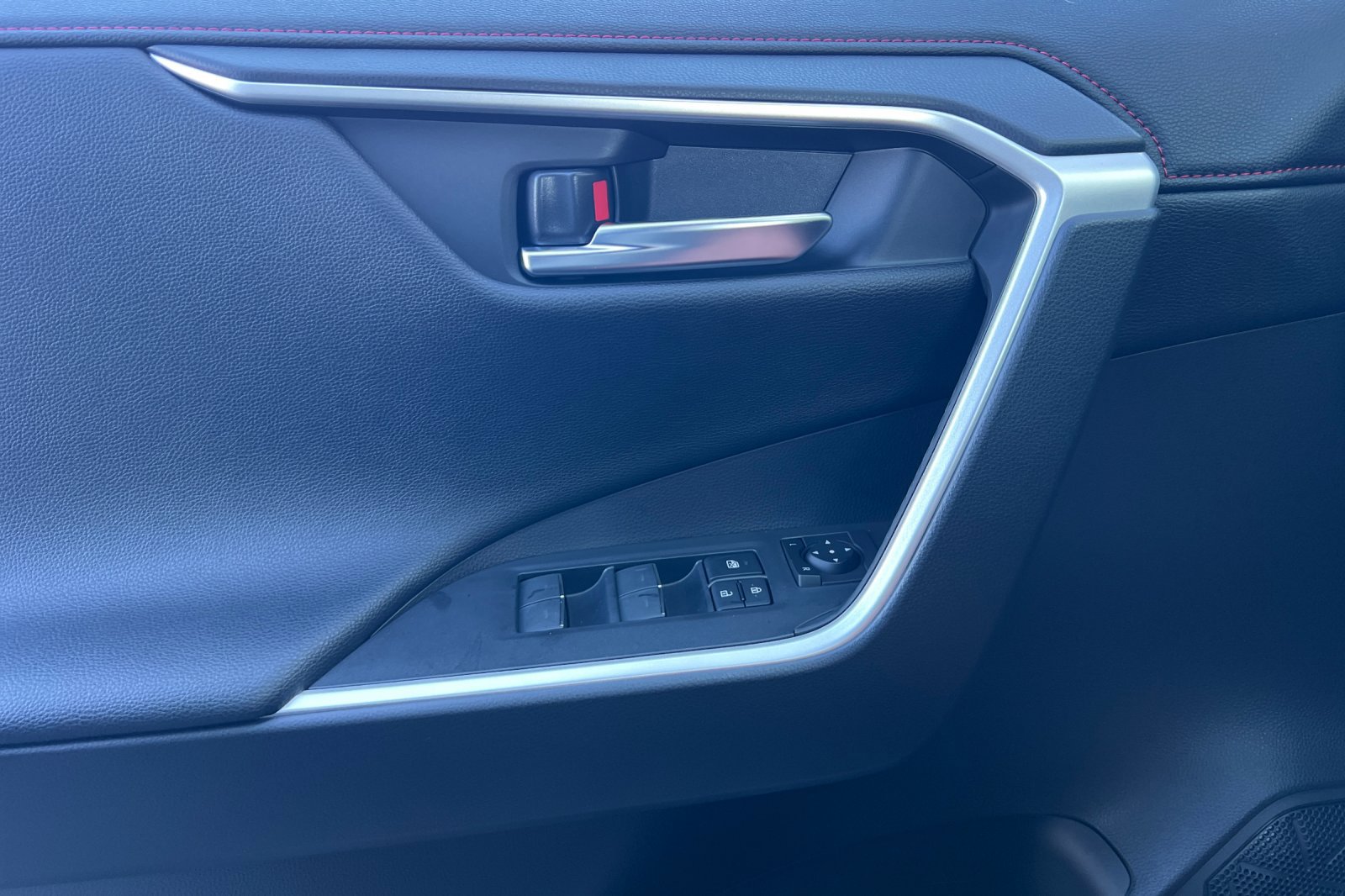 2025 Toyota RAV4 Hybrid XSE photo 6