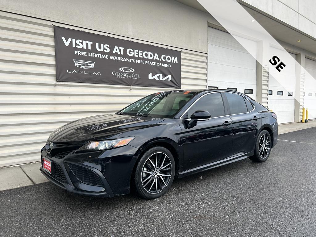 2022 Toyota Camry SE's photo