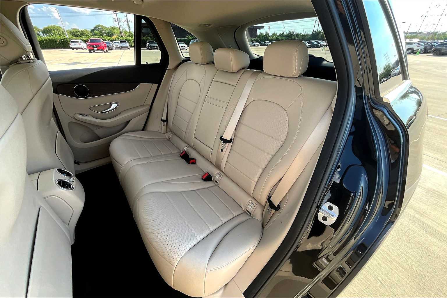 2022 Mercedes Benz GLC 300 photo 18