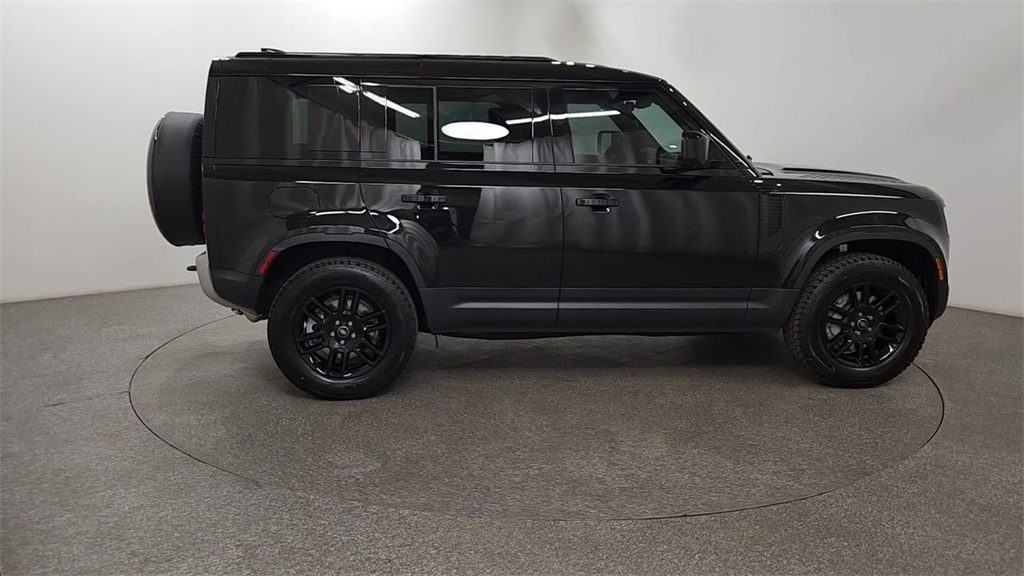 2025 Land Rover Defender 110 S photo 9