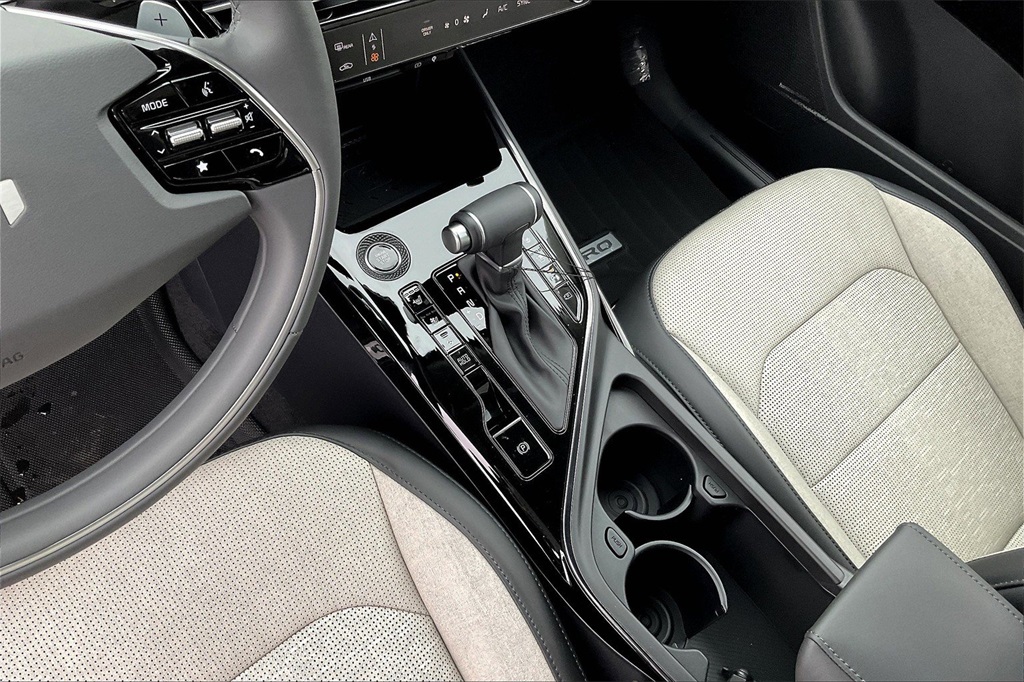 2025 Kia Niro SX Touring photo 7