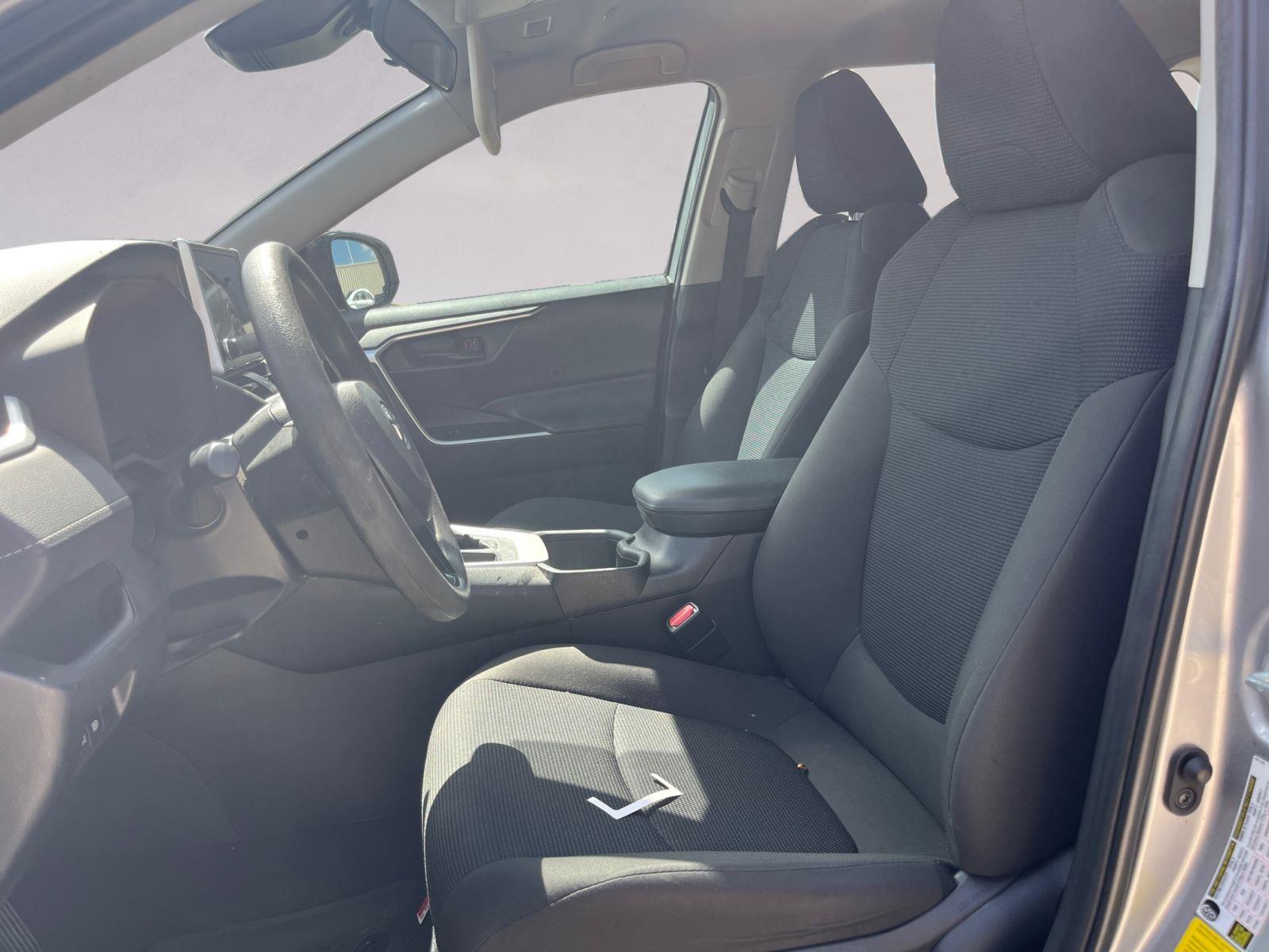 2023 Toyota RAV4 LE photo 8