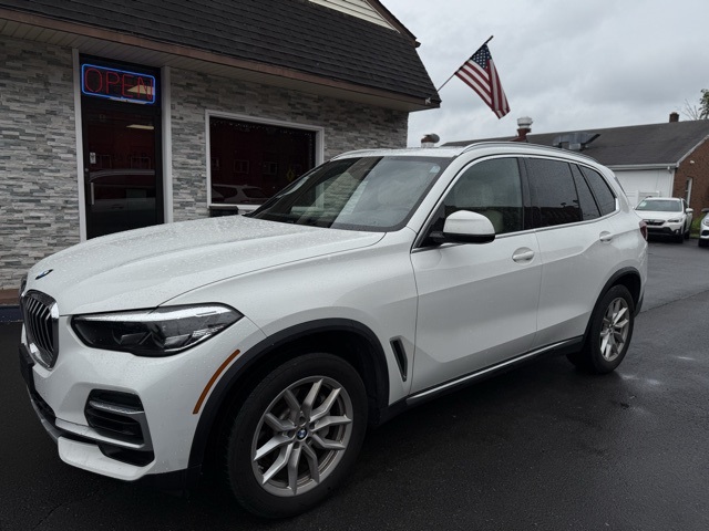 Used 2022 White BMW xDrive40i image 1