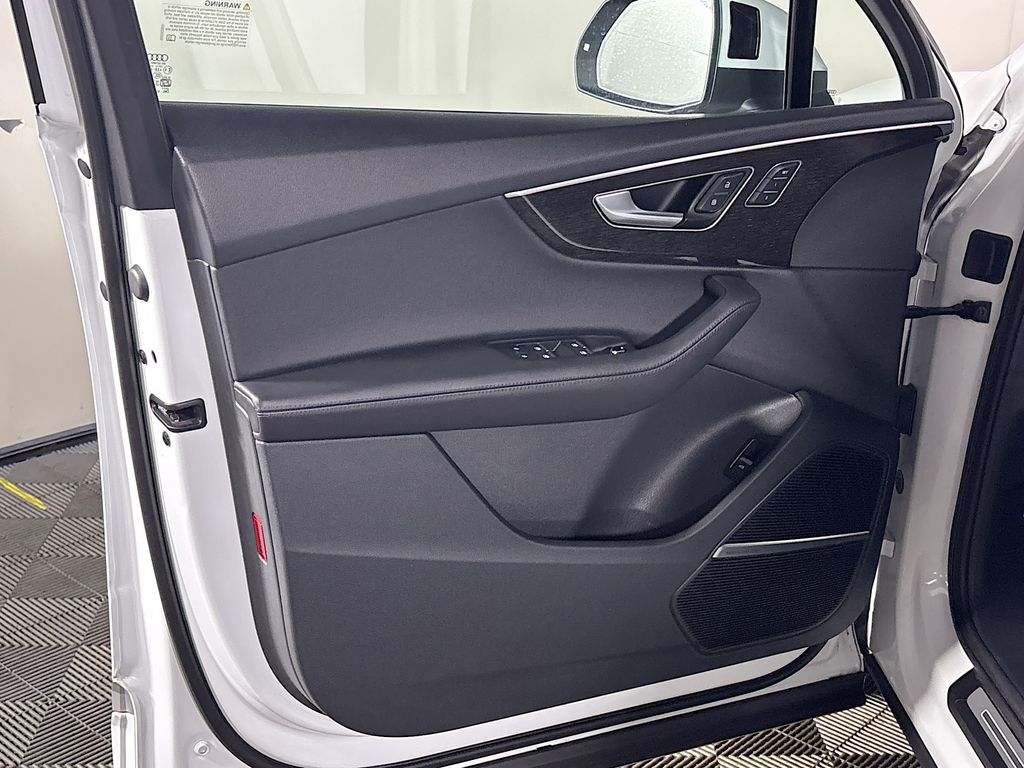 2024 Audi Q7 55 Premium Plus photo 10