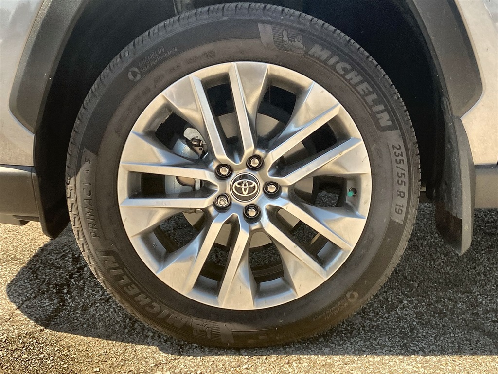 2022 Toyota RAV4 XLE Premium photo 19