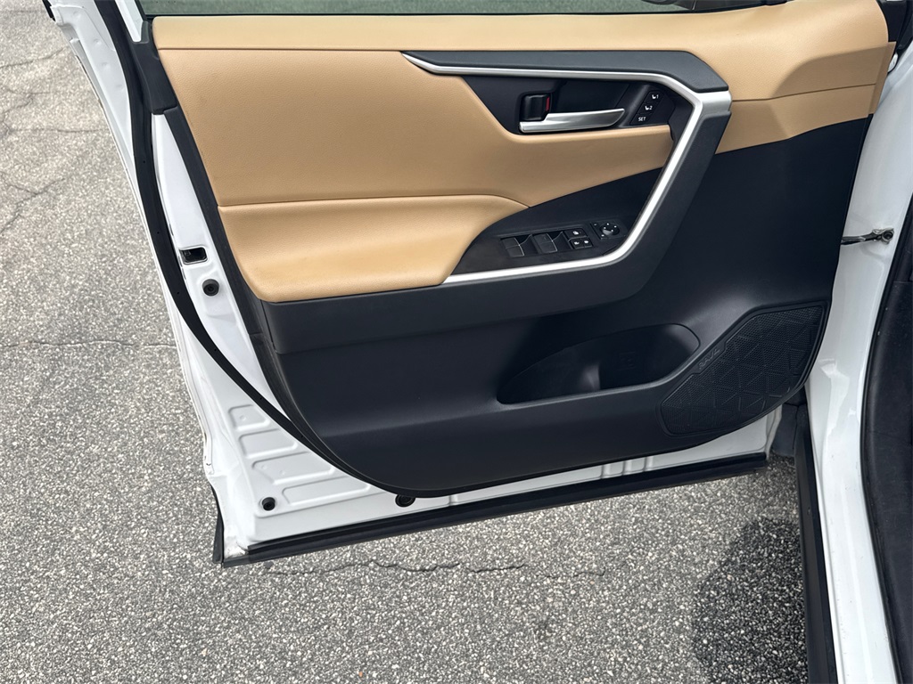 2019 Toyota RAV4 XLE Premium photo 10