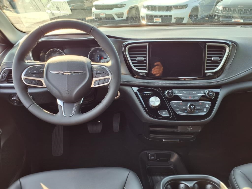 2026 Chrysler Pacifica photo 14