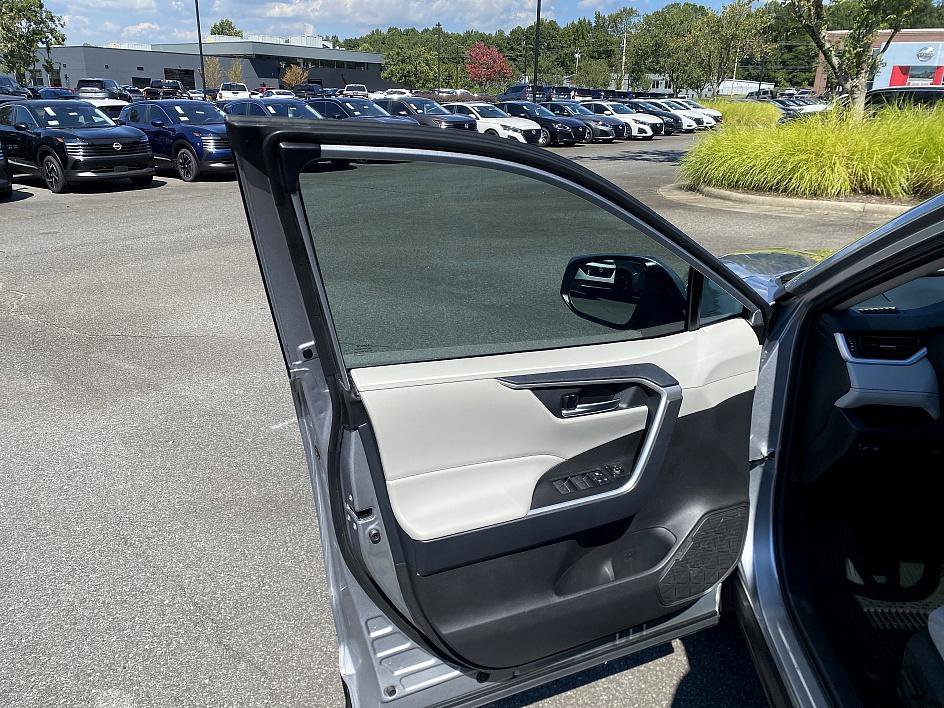 2025 Toyota RAV4 XLE Premium photo 13