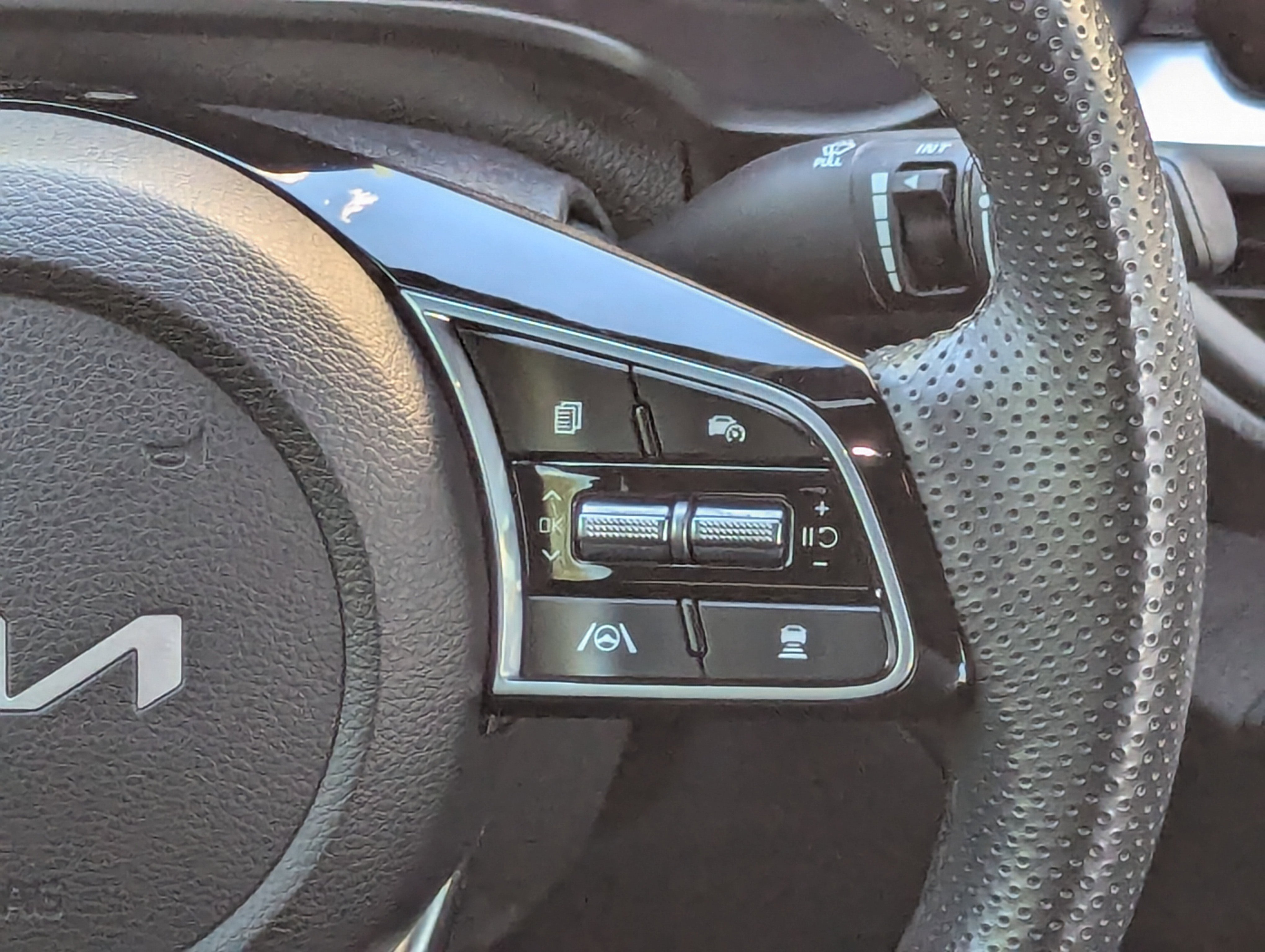 2023 Kia Forte GT-Line photo 4