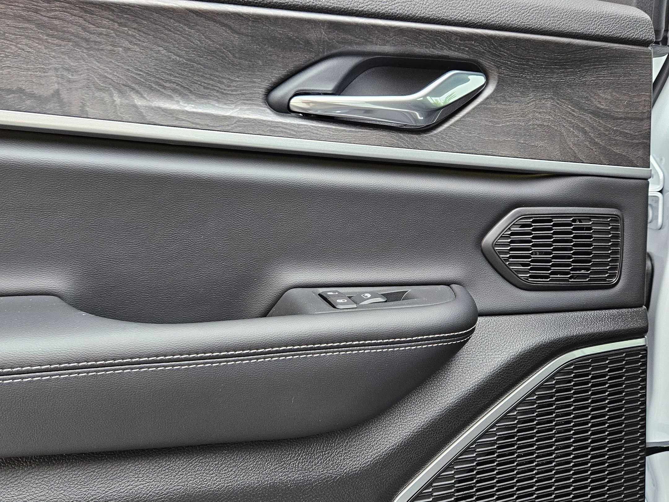 2025 Jeep Grand Cherokee Limited photo 18