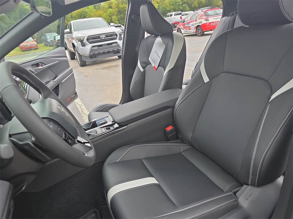 2025 Toyota Camry SE photo 13