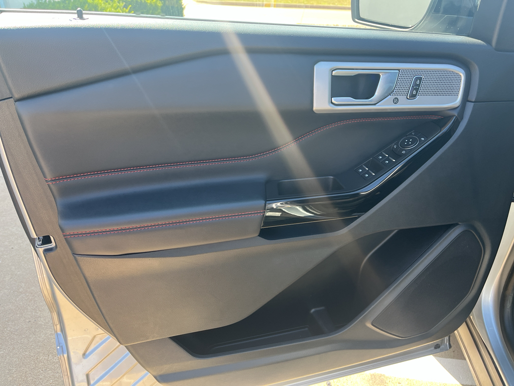 2022 Ford Explorer ST-Line photo 17
