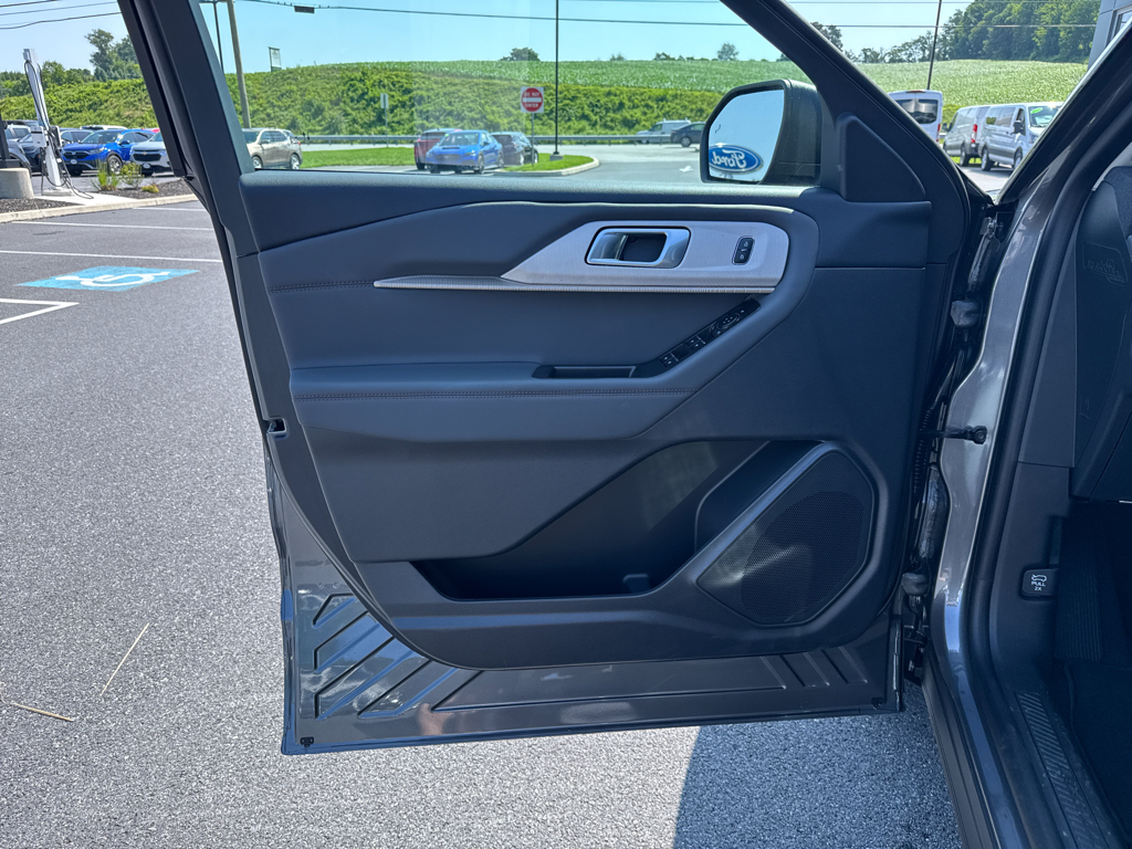 2025 Ford Explorer photo 28