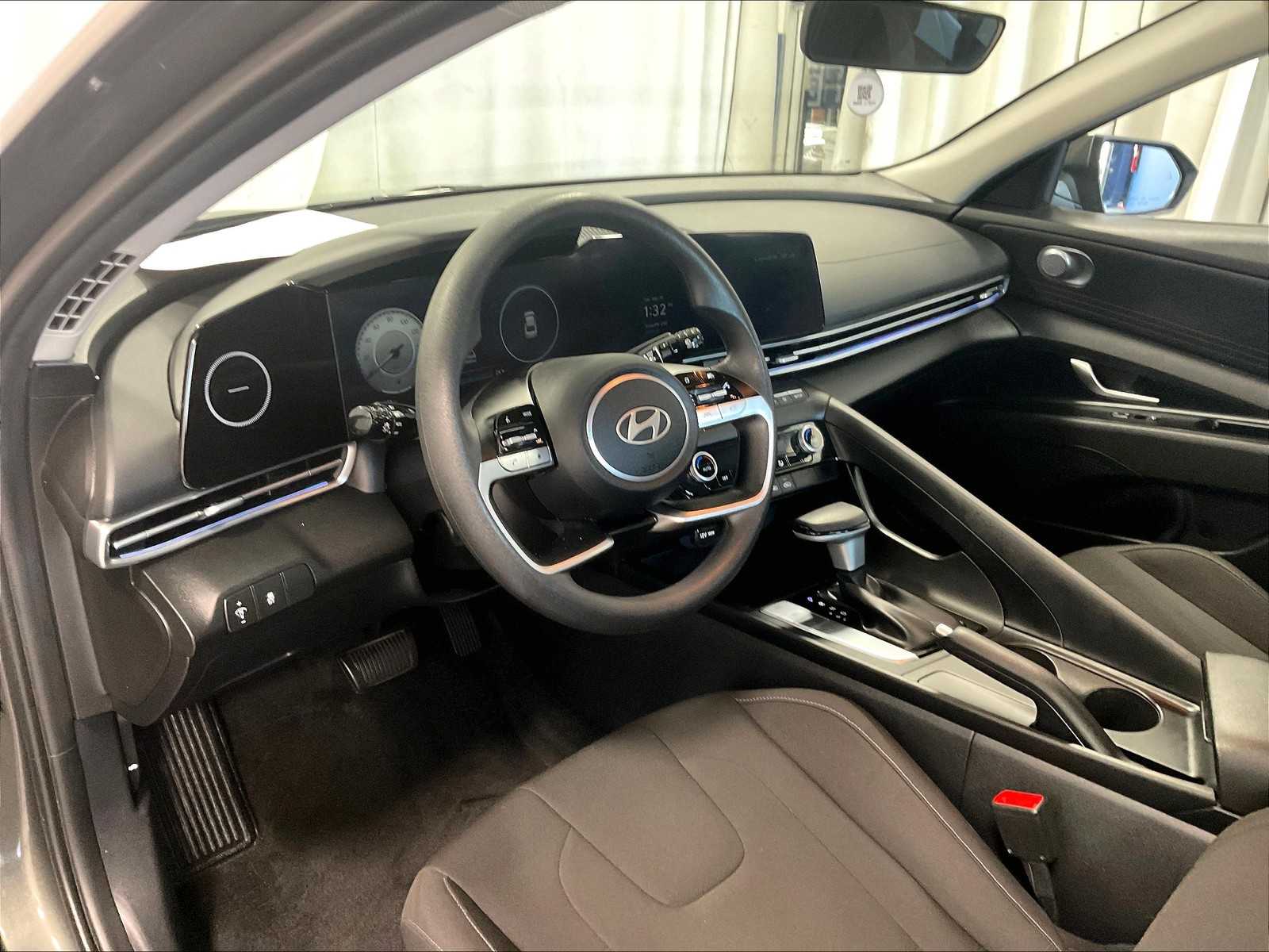 2024 Hyundai Elantra SEL photo 8
