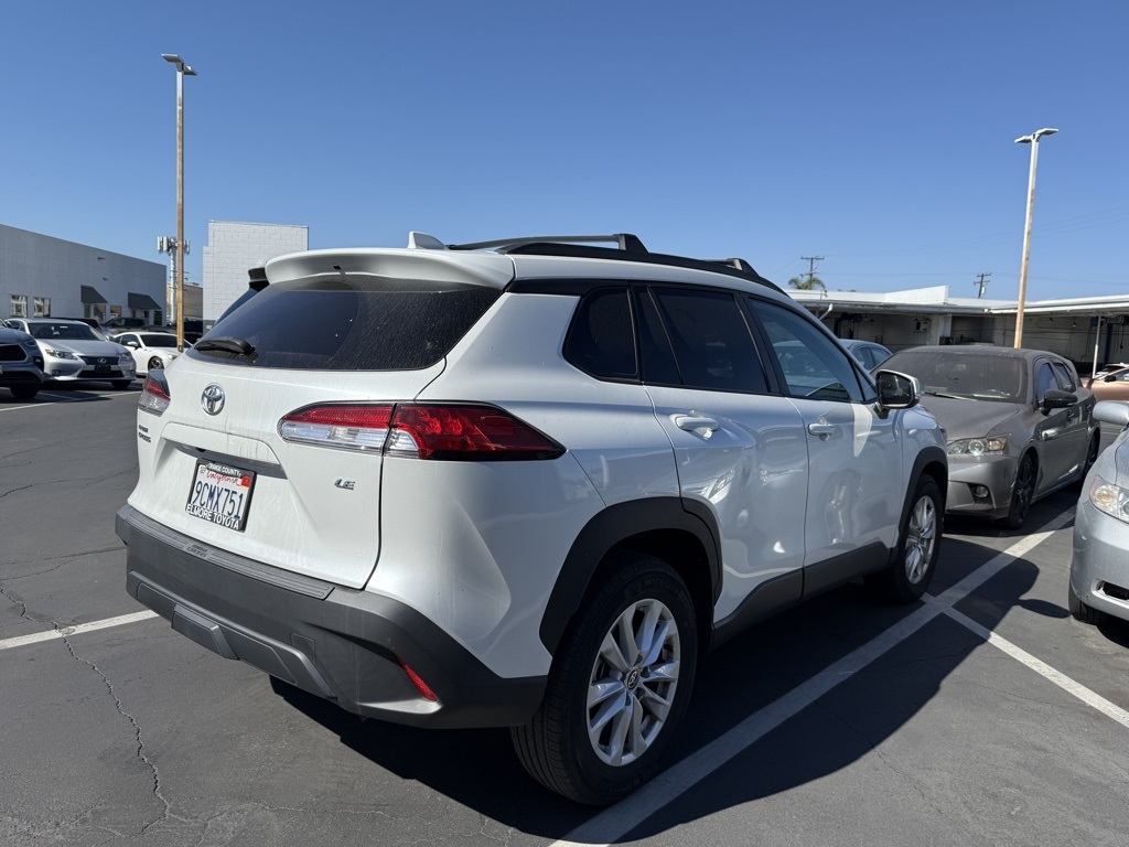 2022 Toyota Corolla Cross LE photo 2