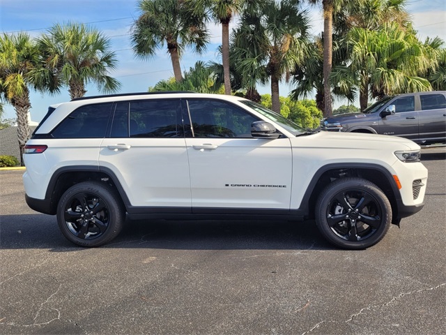 2025 Jeep Grand Cherokee Altitude photo 8
