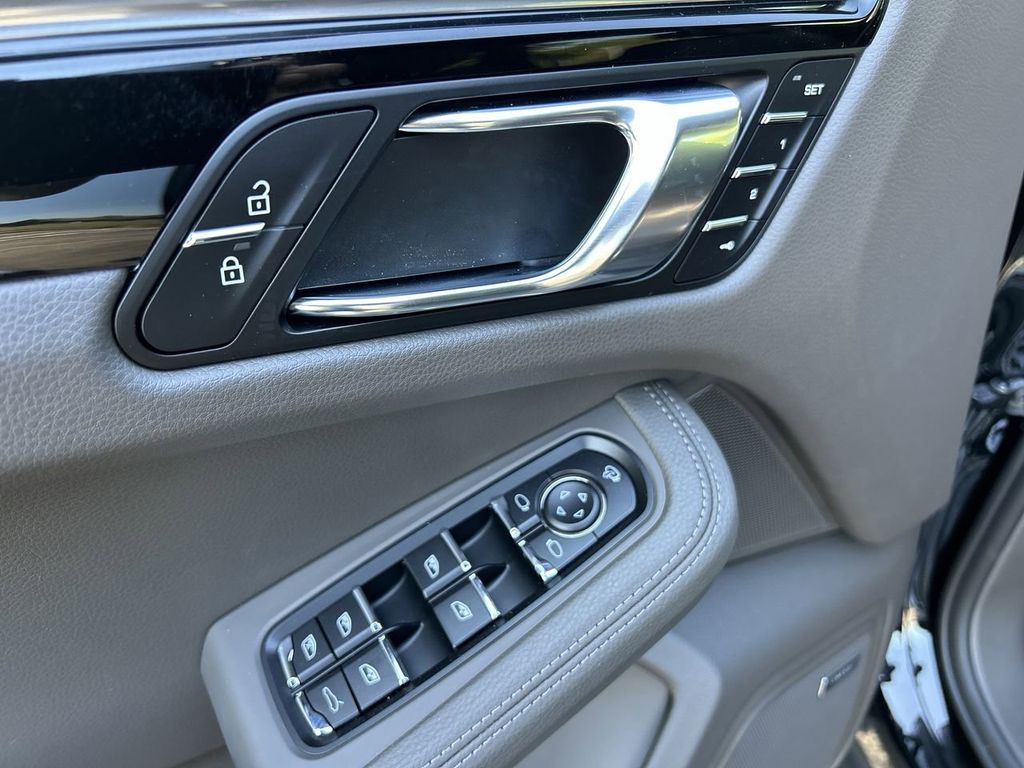 2025 Porsche Macan Base photo 17