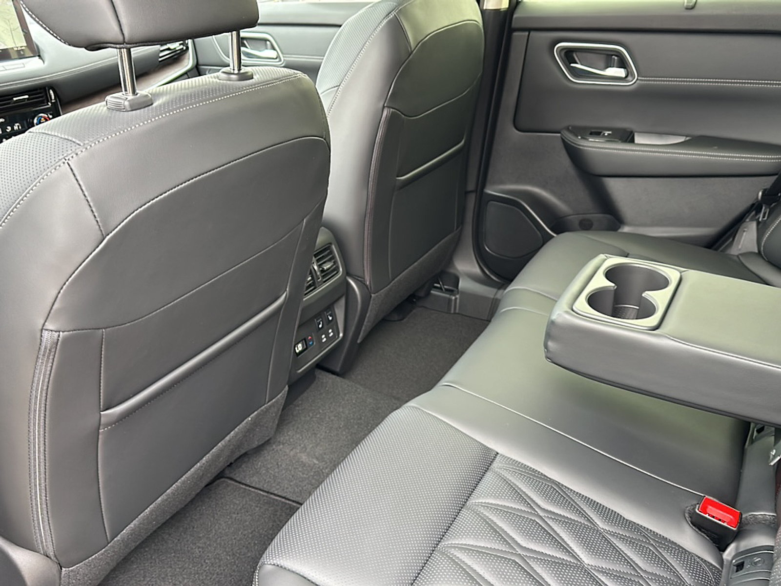 2025 Nissan Rogue Platinum photo 7