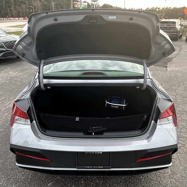 2026 Hyundai Elantra SE photo 4