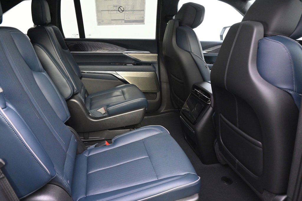 2025 Cadillac Escalade IQ Luxury photo 9
