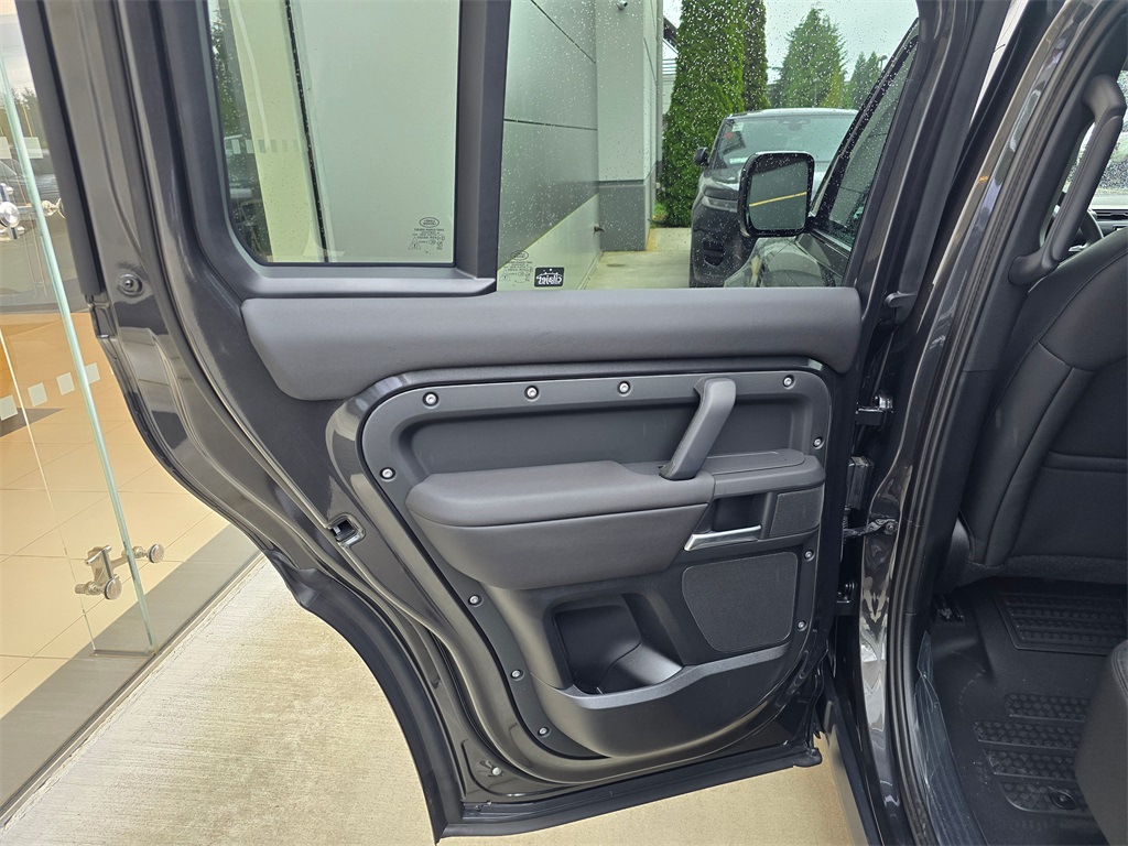 2025 Land Rover Defender 110 S photo 22