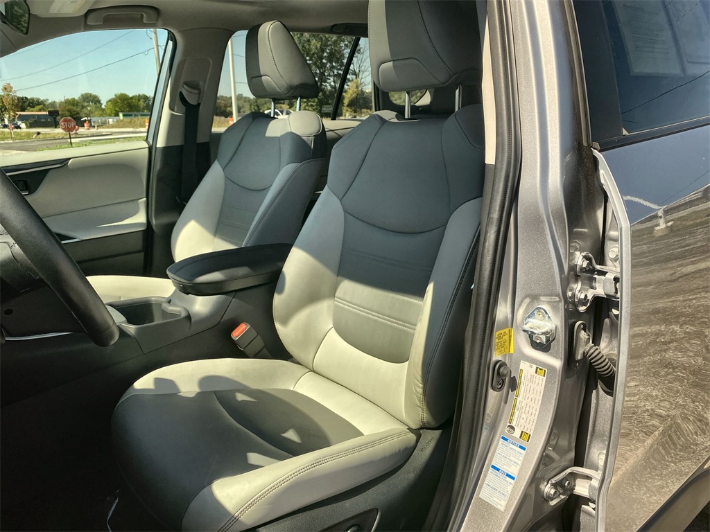 2022 Toyota RAV4 XLE Premium photo 13