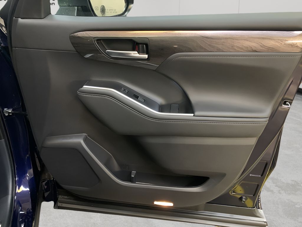 2025 Toyota Highlander XLE XSE Platinum Limited photo 18