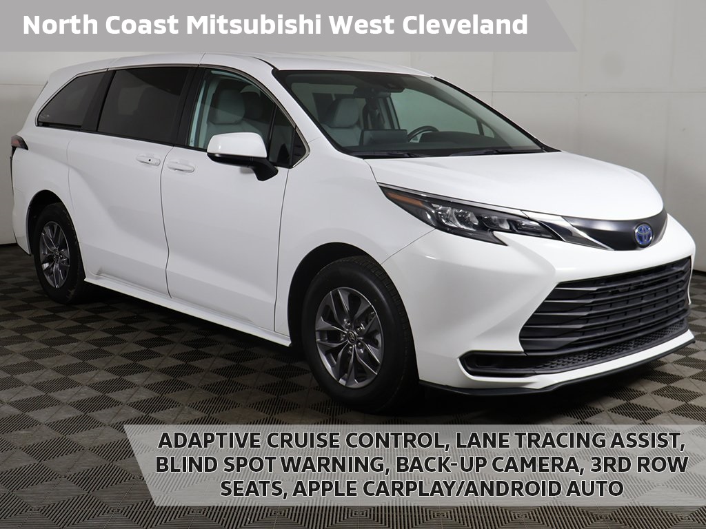 2024 Toyota Sienna LE's photo