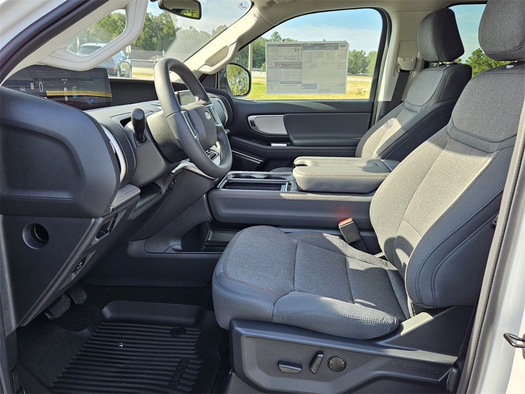 2025 Ford Expedition photo 2