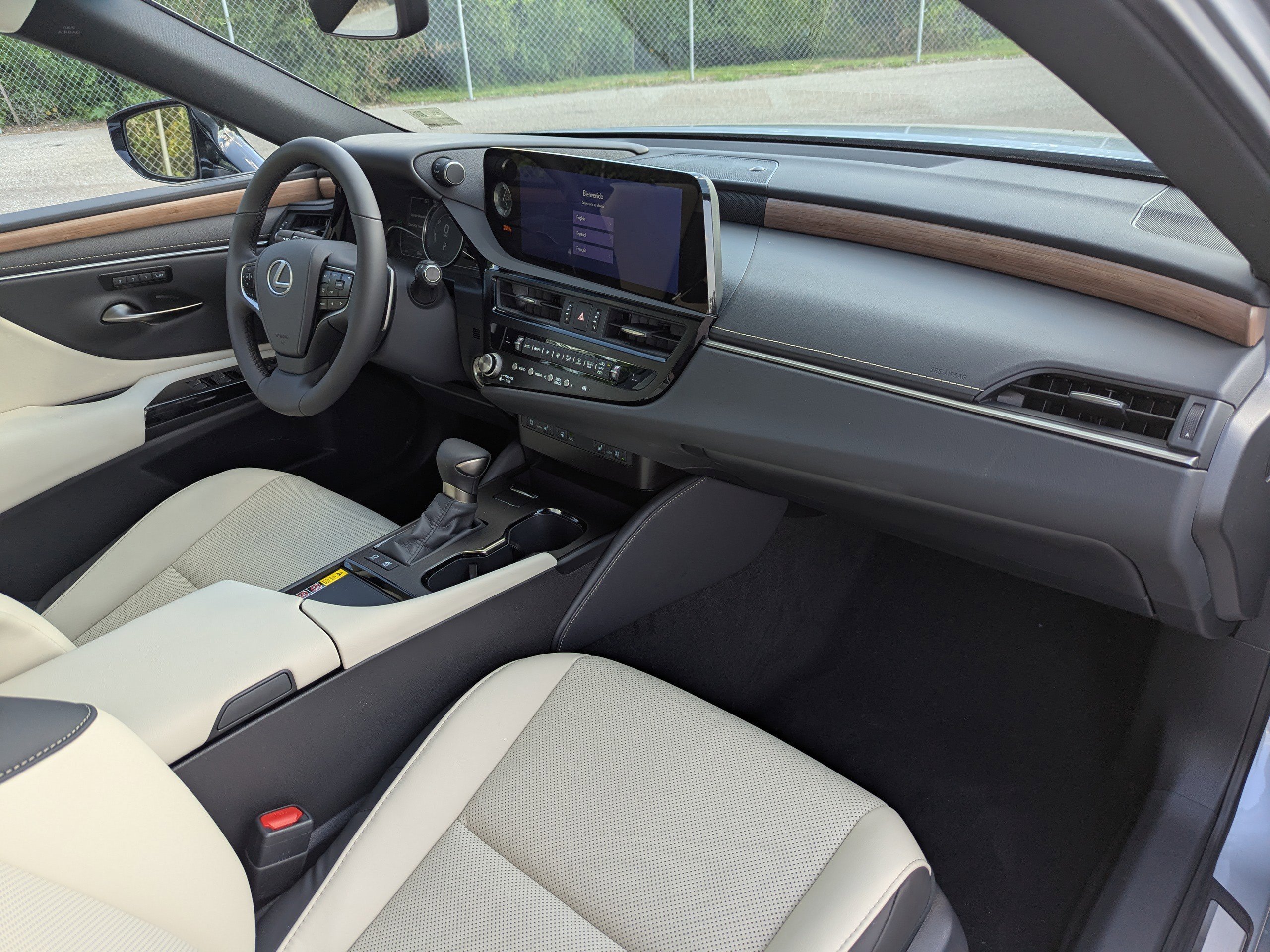 2025 Lexus ES 300h photo 11