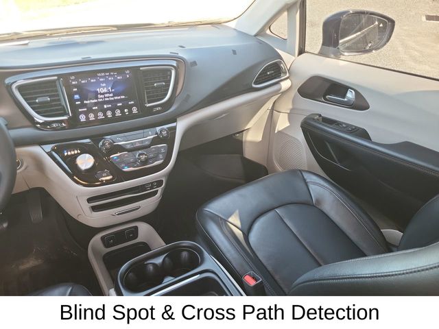 2017 Chrysler Pacifica Touring L photo 12