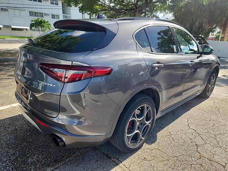 2022 Alfa Romeo Stelvio Ti photo 3