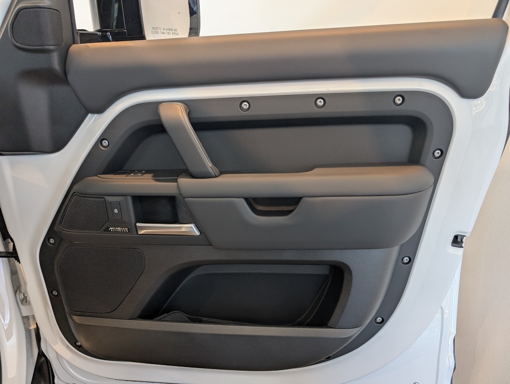 2025 Land Rover Defender 130 X photo 25