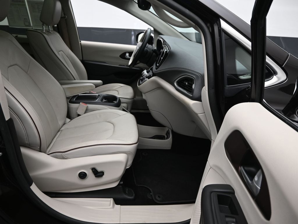 2017 Chrysler Pacifica Limited photo 5