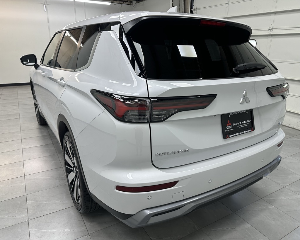 2025 Mitsubishi Outlander SE photo 3