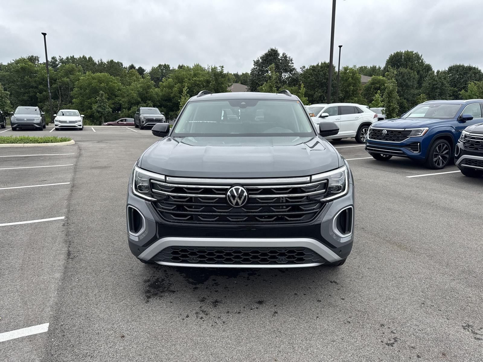 2025 Volkswagen Atlas Peak Edition SE photo 2