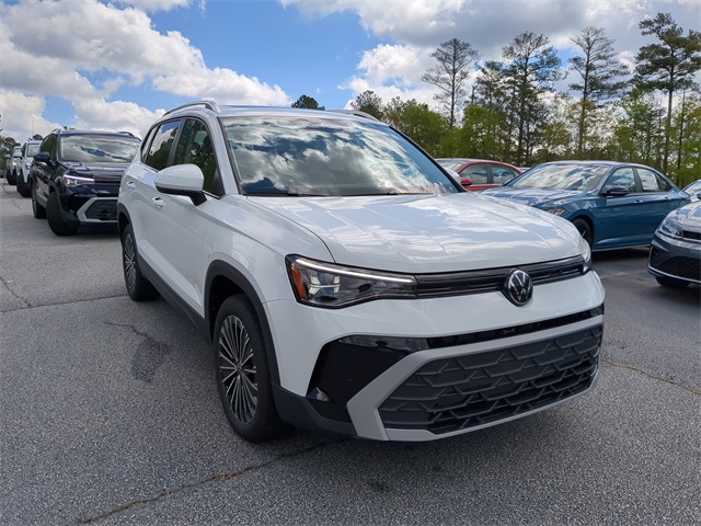2025 Volkswagen Taos SE photo 3