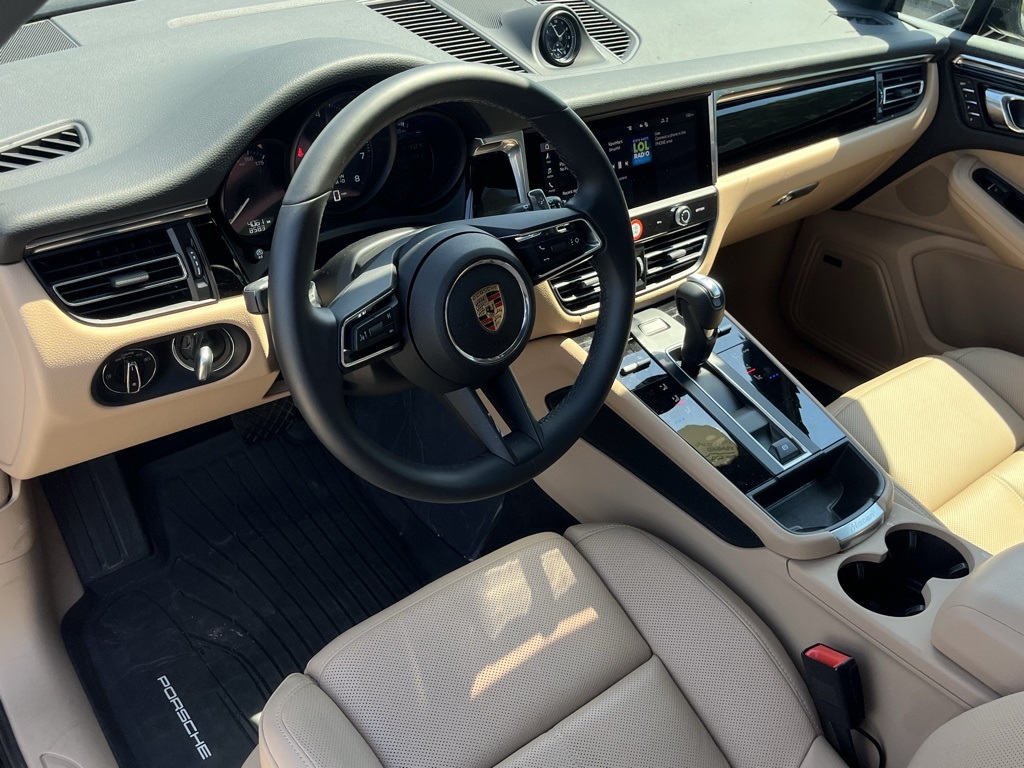 2025 Porsche Macan T photo 4