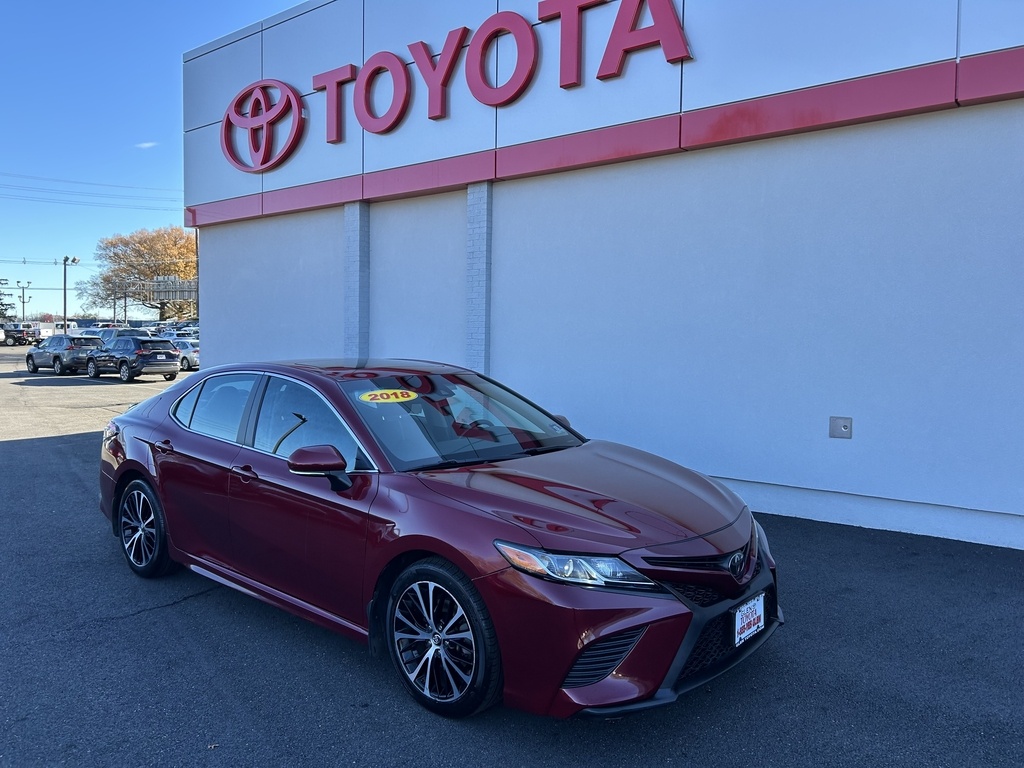 2018 Toyota Camry SE's photo