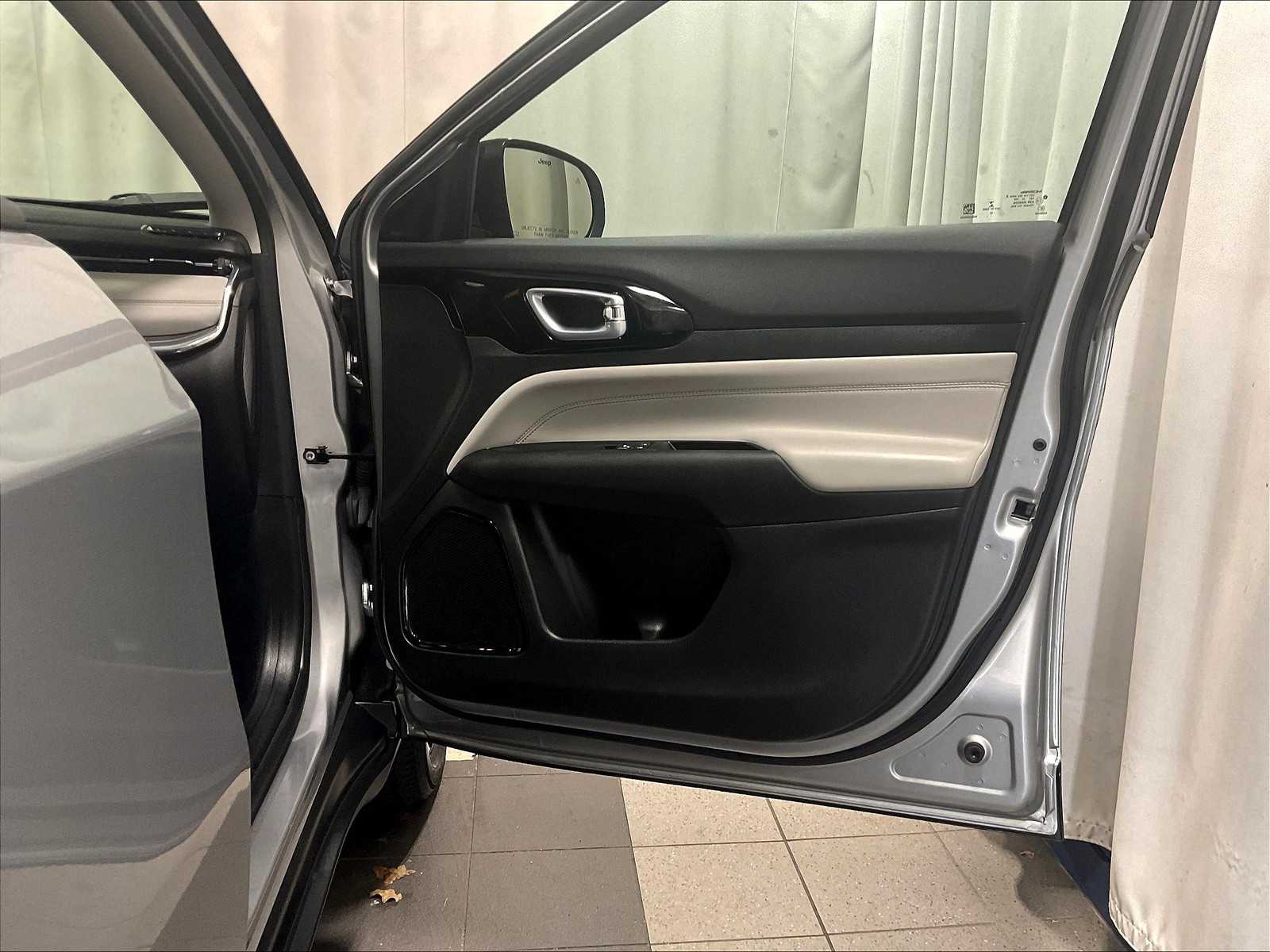 2022 Jeep Compass Limited photo 9