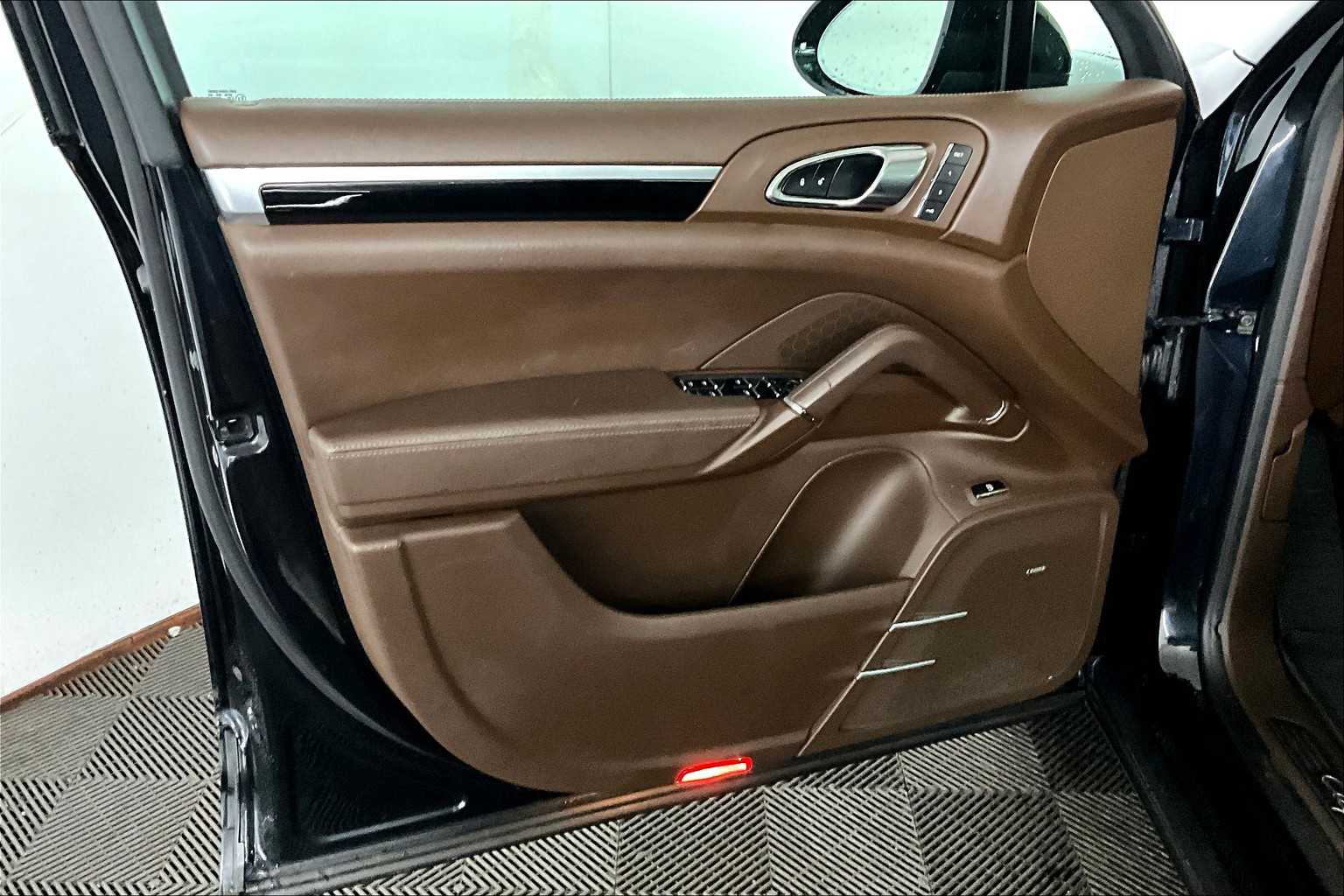 2016 Porsche Cayenne S E-Hybrid photo 19