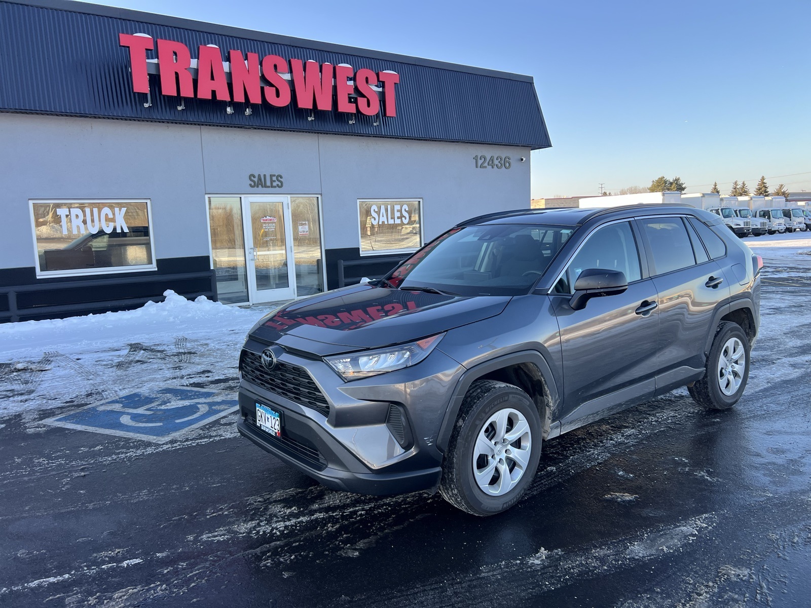 2021 Toyota RAV4 LE's photo