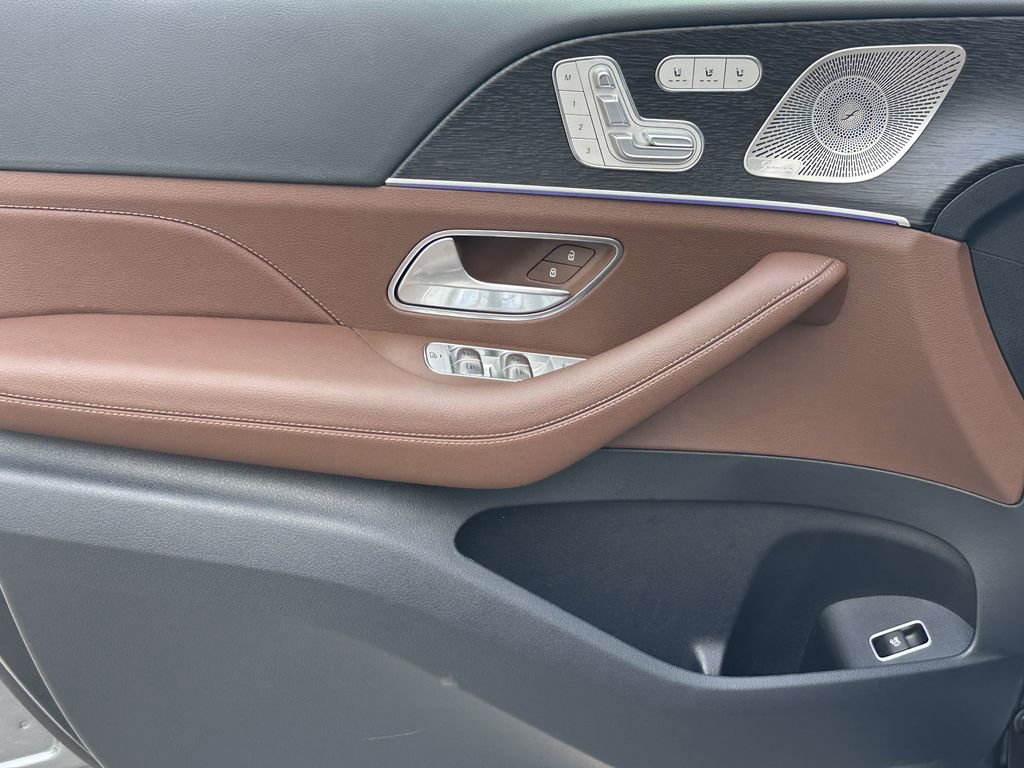 2025 Mercedes Benz GLS 450 4MATIC photo 11