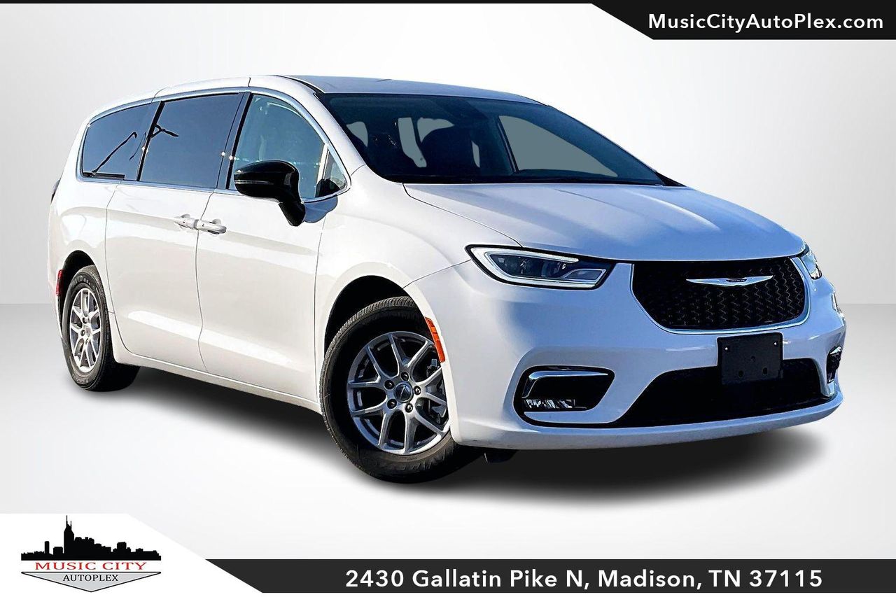 2024 Chrysler Pacifica Touring L's photo