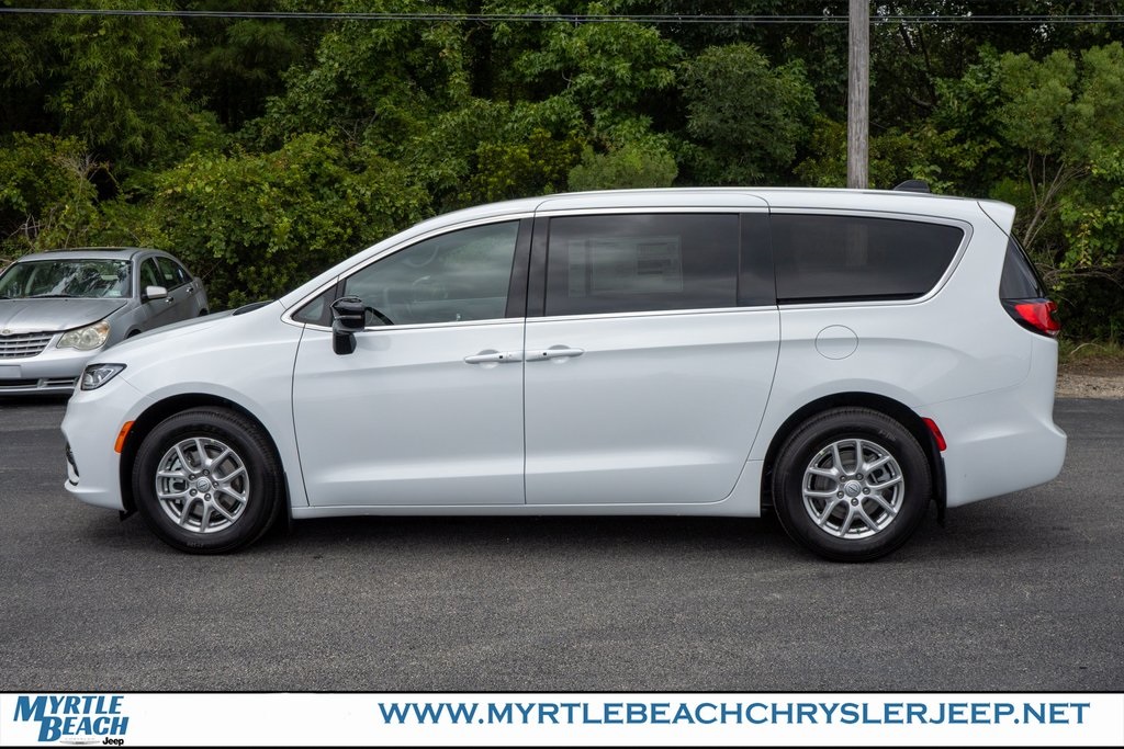 2026 Chrysler Pacifica photo 3