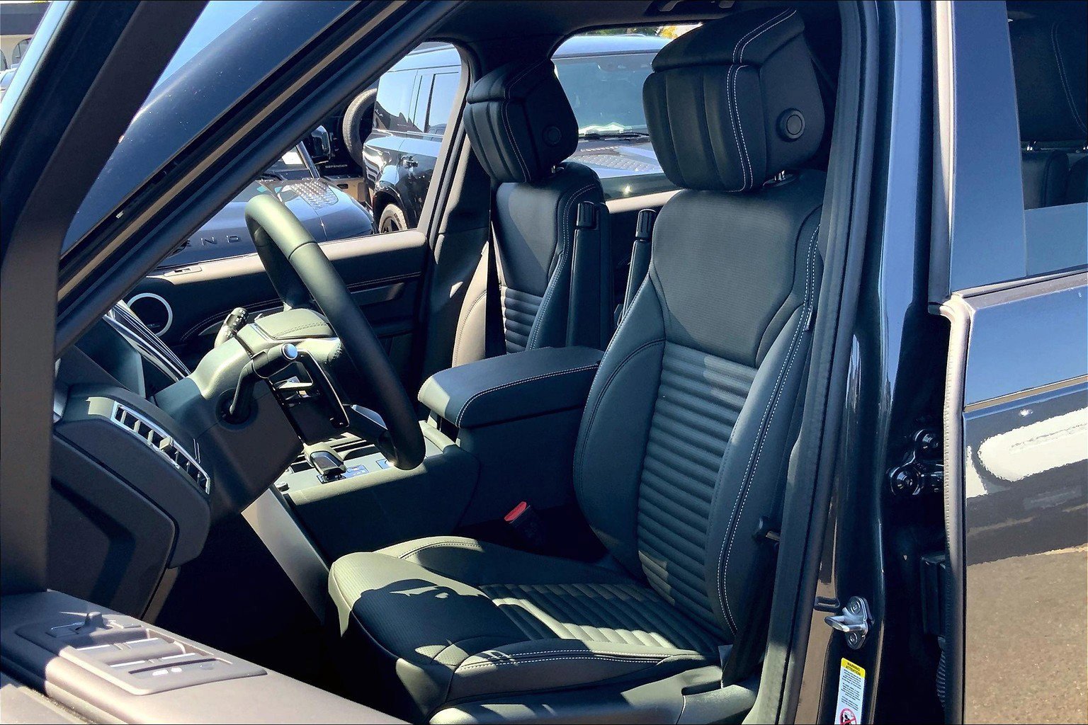 2025 Land Rover Discovery Metropolitan Edition photo 8
