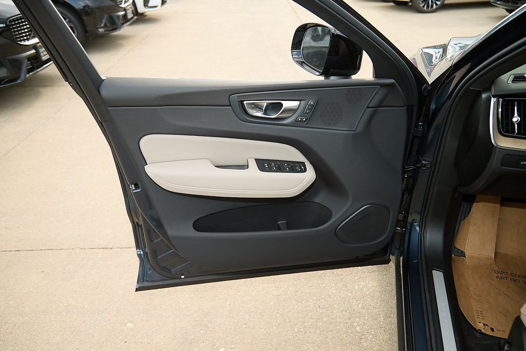 2026 VOLVO XC60 - Image 10