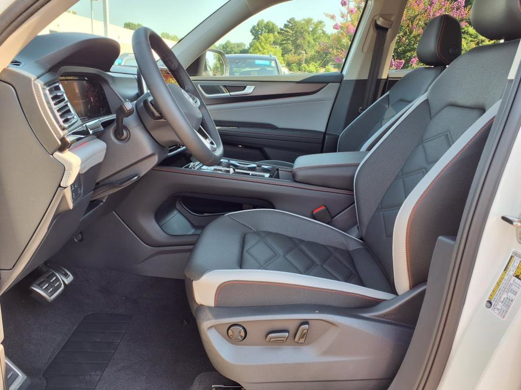 2025 Volkswagen Atlas Peak Edition SE photo 3