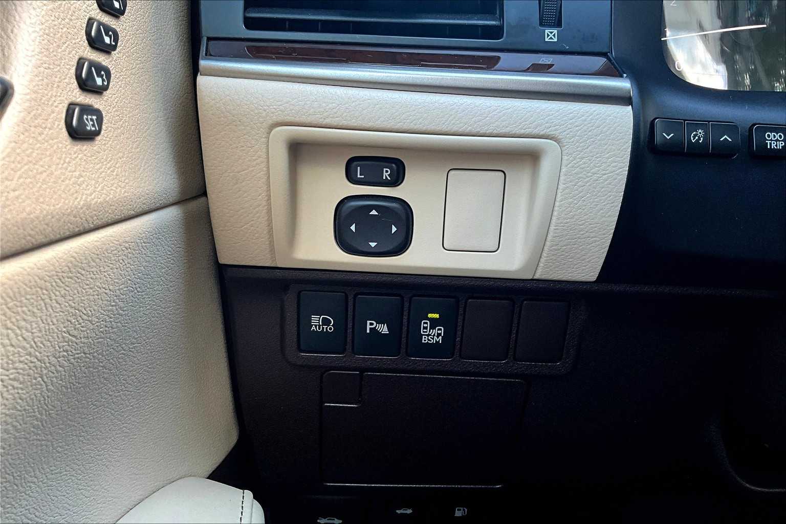 2017 Lexus ES 350 photo 35