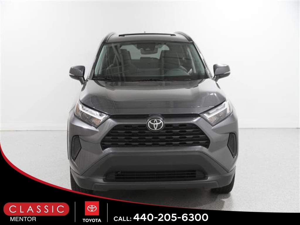 2022 Toyota RAV4 XLE photo 2